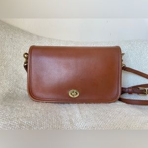 Vintage Coach Penny Pocket 9755 Turnlock Leather British Tan Brown Shoulder Bag